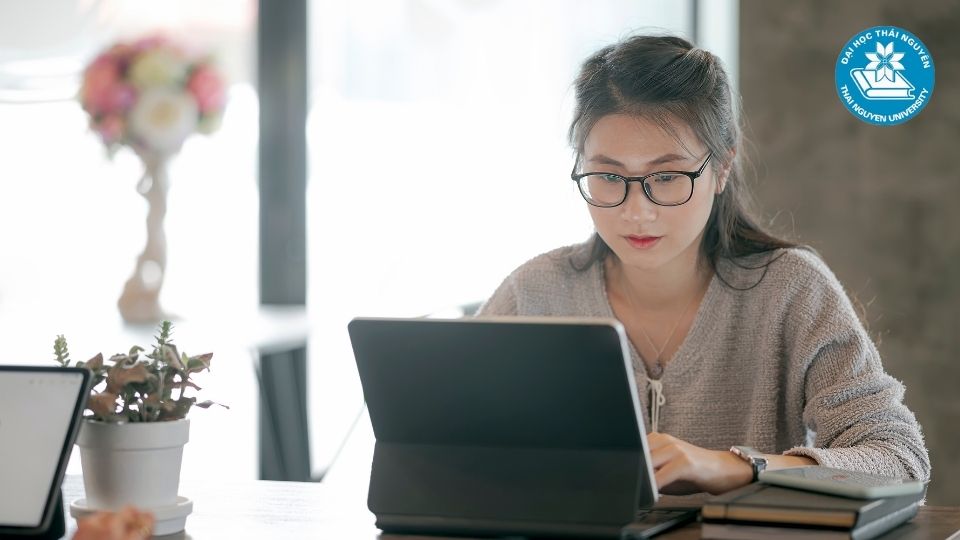 Các yếu tố ảnh hưởng đến chi phí học đại học từ xa