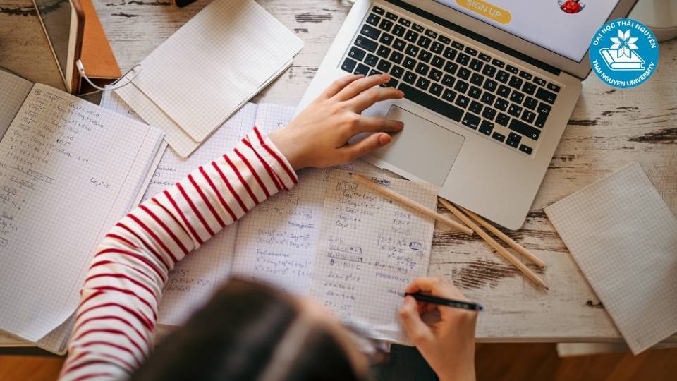 Học văn bằng 2 ngôn ngữ Anh online có phù hợp với người bận rộn?