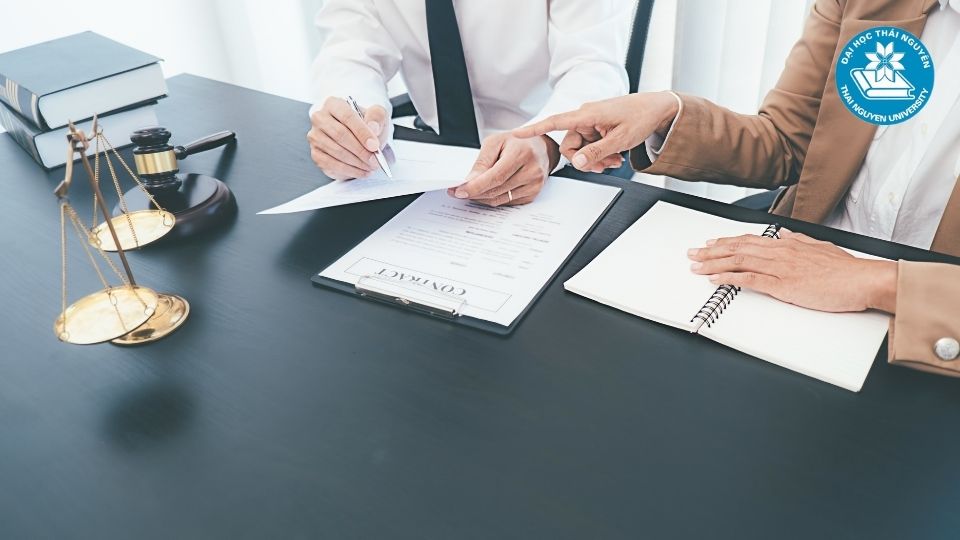 Những lợi thế vượt trội khi chọn học luật kinh tế online