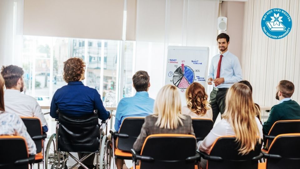 Quản trị kinh doanh học môn nào? Danh sách chi tiết các nhóm môn chính