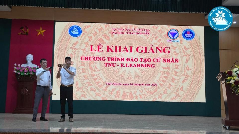 Lễ khai giảng chương trình cử nhân trực tuyến TNU Elearning