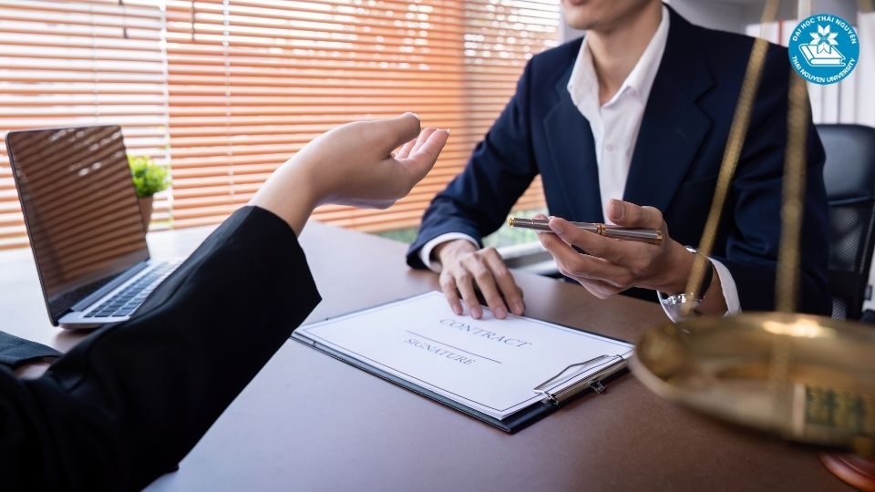 Đối tượng nên học và điều kiện học Đại học từ xa ngành Luật kinh tế