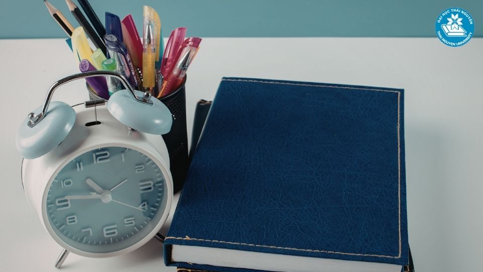 Thời gian học và chi phí đại học từ xa Luật kinh tế có cao không?